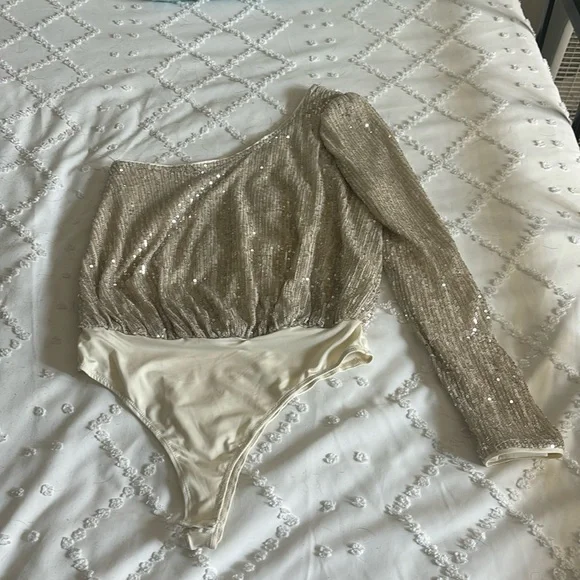 Lulus medium sequined gold one sleeve bodysuit - Picture 1 of 4